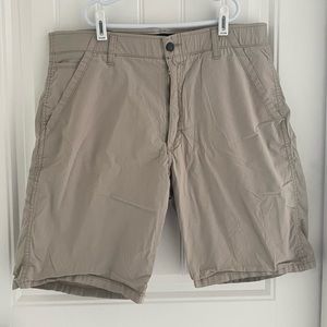 WRANGLER - Men’s khaki shorts with elastic waist size 34